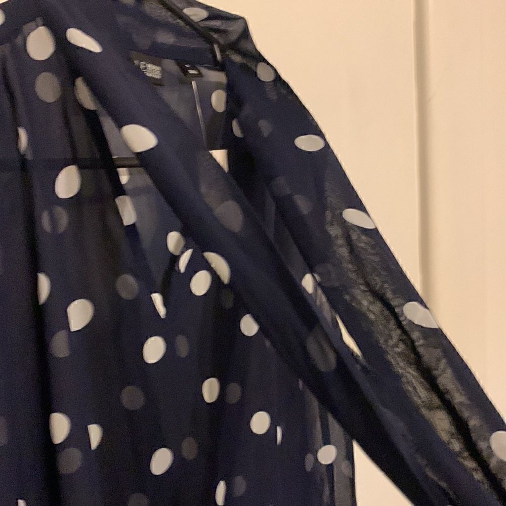 New York & company navy blue gray polka dot short sleeve blouse Size small - Picture 6 of 6